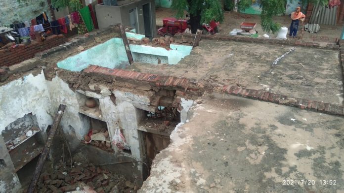 Rain of disaster: three people died after falling from a kutcha house