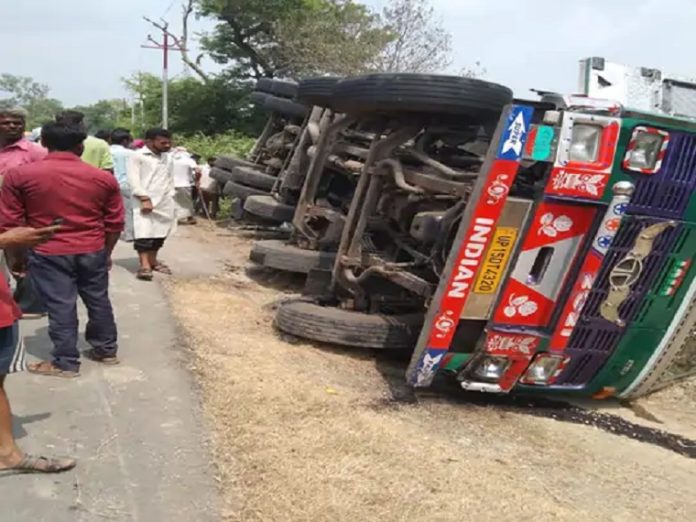 In the capital Lucknow, the speeding truck overturned on the van, 5 killed, 3 serious