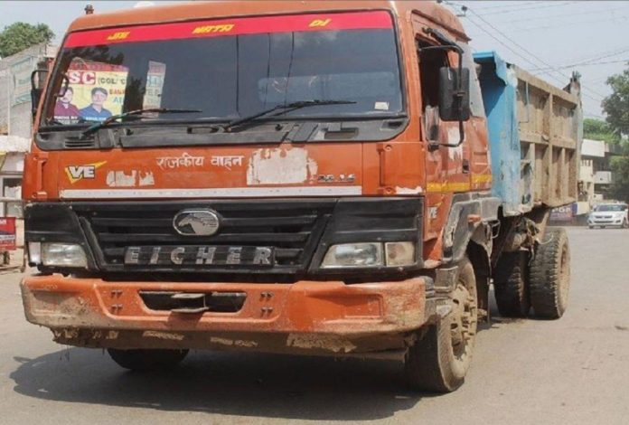 In Rajasthan, a family sleeping on the roadside was crushed by a dumper, five people died
