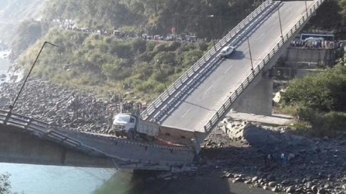 Landslide breaks bridge in Himachal Pradesh, stones fall on tourists' vehicle, nine dead