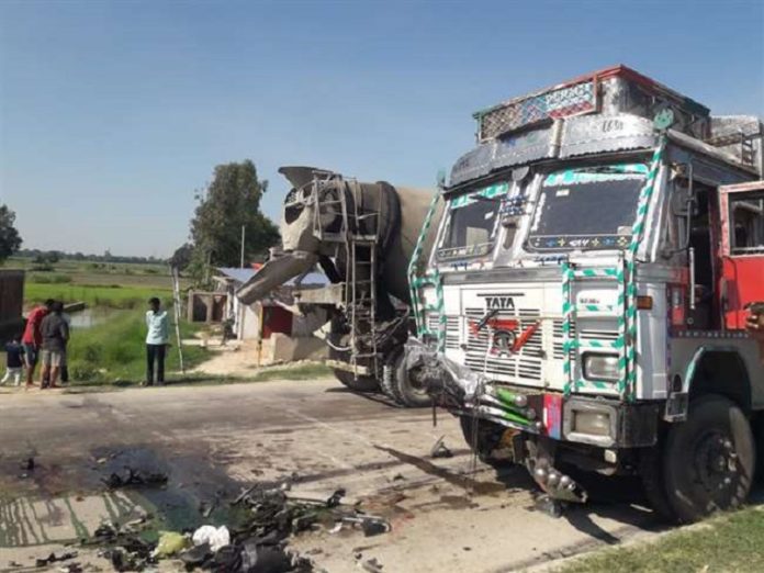 In Jaunpur, a car full of baraatis collided with a truck, five people of the same village died