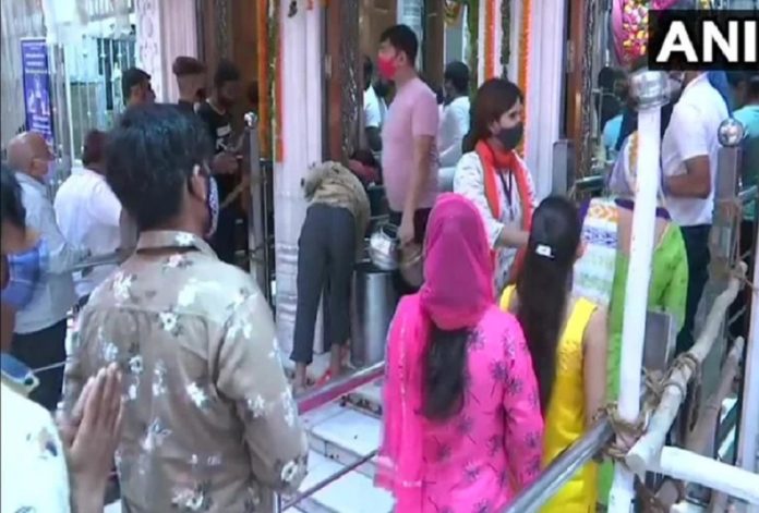 On the first Monday of Sawan, the line of devotees started doing Abhishek of Bholenath