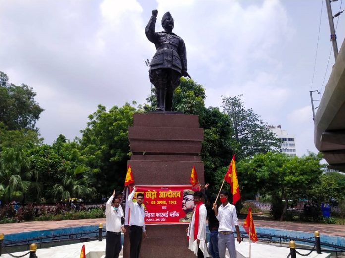 Wreath paid to Netaji on the anniversary of Quit India Movement