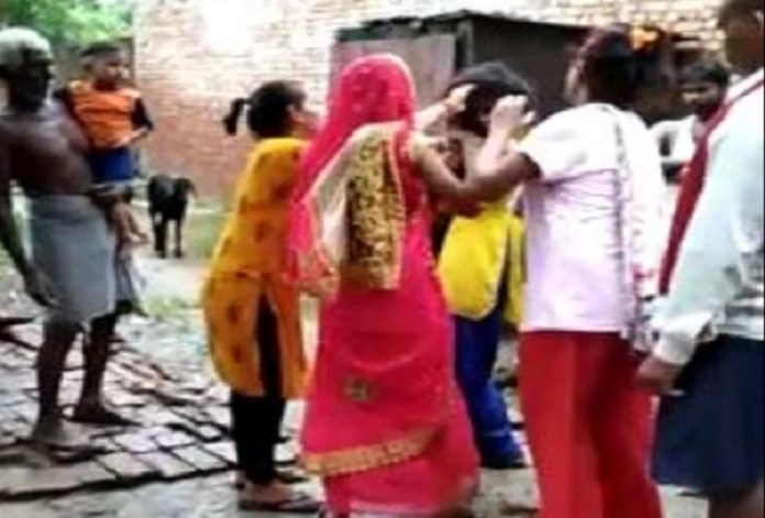 There was a riot on the road between husband and wife, three women beat the girl, video went viral