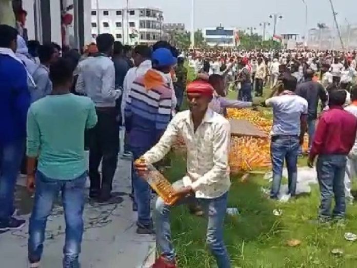 BJP broke down for free petrol, police raised sticks to control the crowd