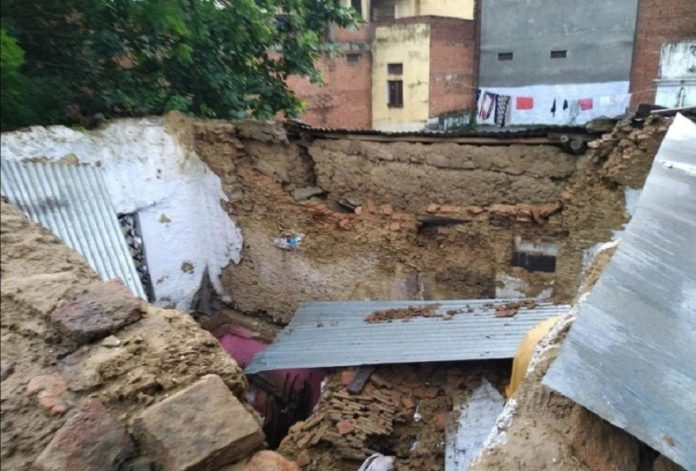 Many houses collapsed due to rain in Jaunpur, three people of the same family died