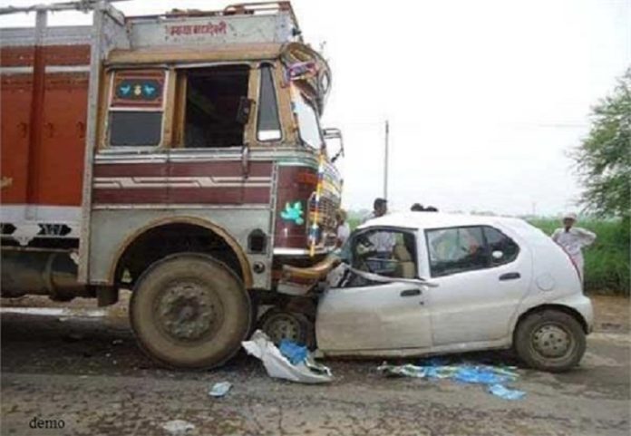 The truck hit the family car after getting it shaved from Haridwar, five including the child died