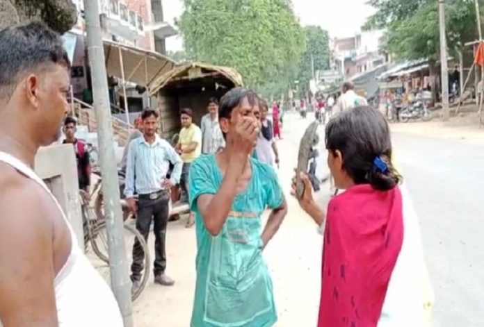 Jyoti became a flame: Sohde was beaten with slippers on the middle road for asking for mobile number