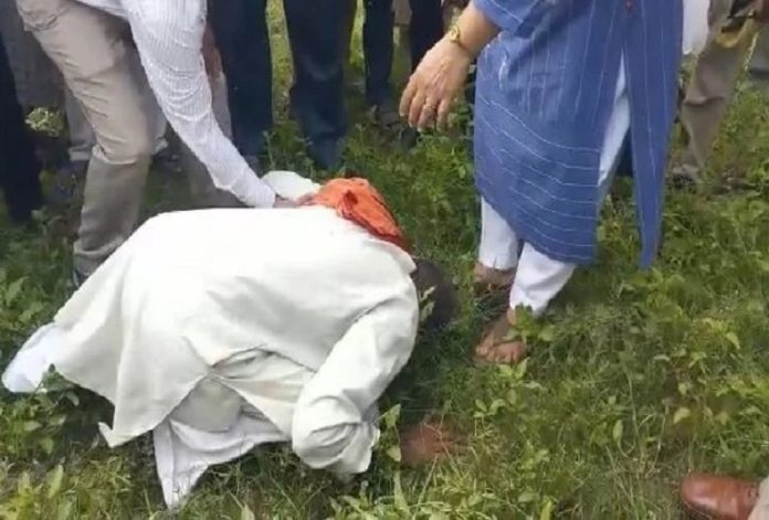 Heartbroken: Old man fell at the feet of CMO to save lives of children in Mathura