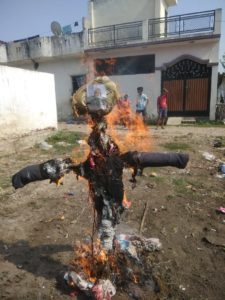 Burning of effigies of Modi and Yogi in Lucknow on the call of United Kisan Morcha