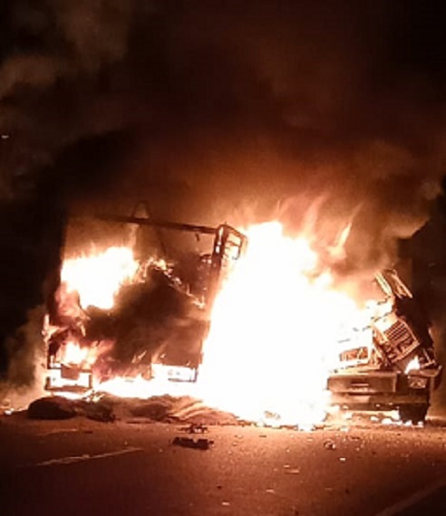 Fierce fire broke out after the collision of truck and trailer, three people came alive