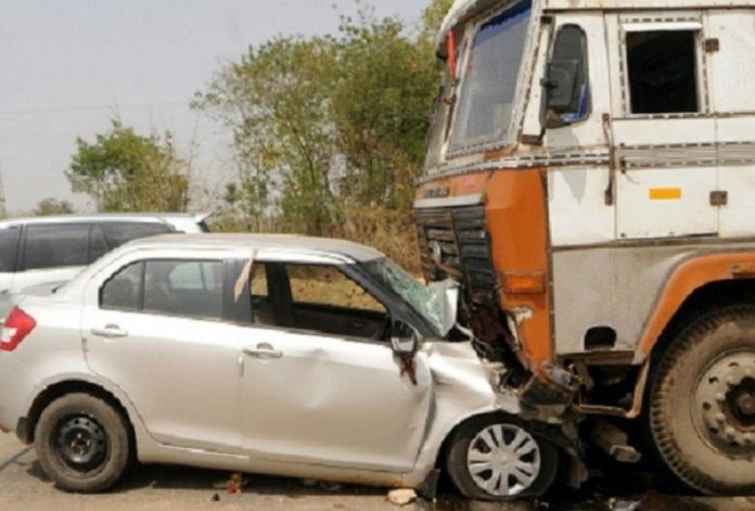 Truck collided with the car of the devotees returning from the temple, eight people of the same family died