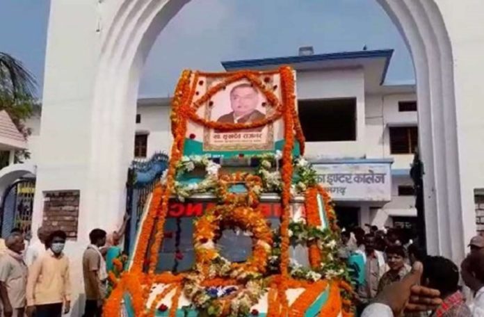 At Ramghat of Jaunpur, Sukhdev Rajbhar merged with the five elements, the crowd gathered in the final farewell