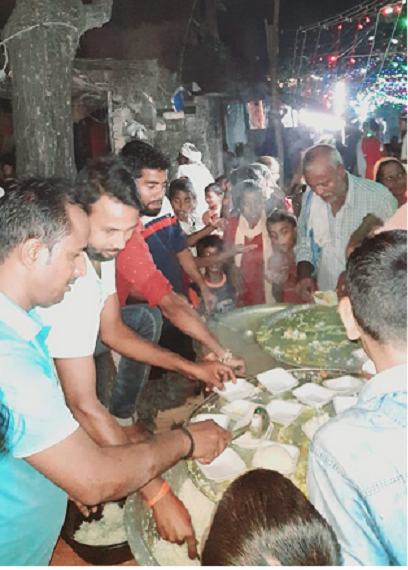 Sandeep Chaurasia made a bhandara of curry rice in the court of mother in Sarai Bhanouli