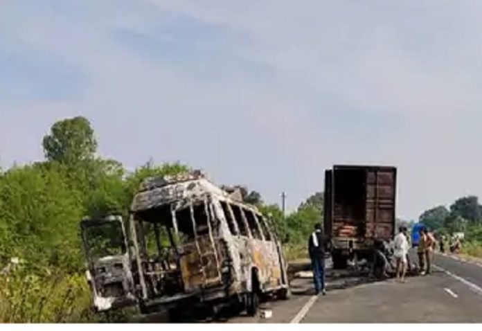 The bus of the devotee coming to attend the Gobardhan Puja collided with the canter, three people were burnt to death