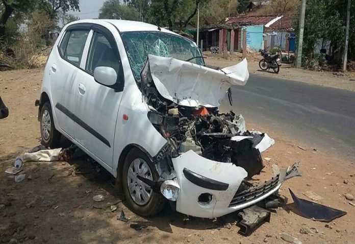 Azamgarh: The car of the brides collided with the crane, two killed, four injured