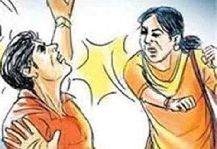 After a quarrel in Aligarh, wife beats a lot, husband dies