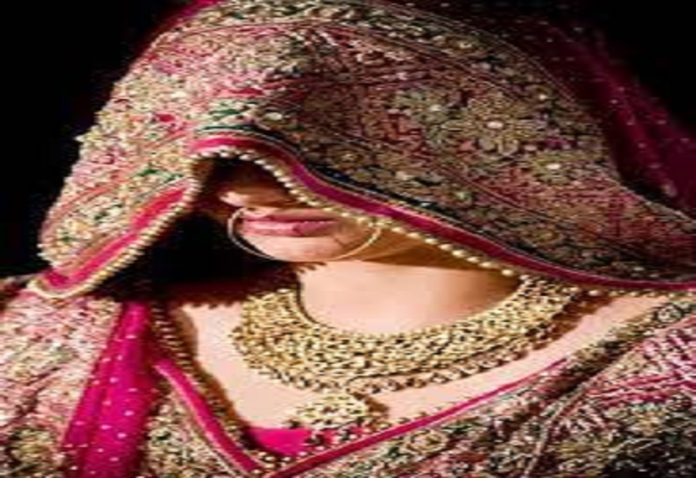 Before marriage, the bride absconded with jewelry and money, if caught, told this compulsion