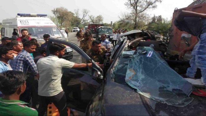 Car collided with a truck parked on the road in Banda, four killed, two injured