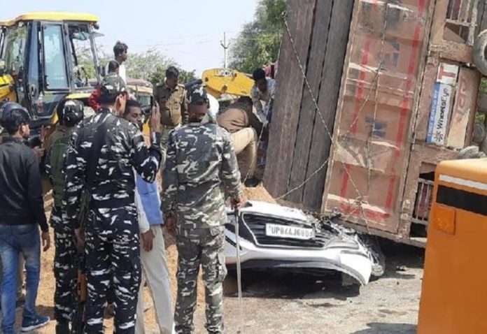 A truck full of sand overturns on the car in front of the police post in Mainpuri, the death of the newly married couple