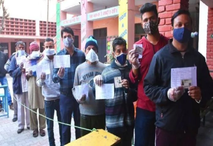 Rann of UP: Polling begins in the fifth phase amid tight security, EVMs malfunction at many places