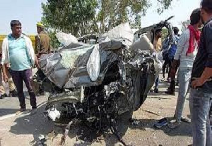 Uncontrollable car collided with DCM after tire burst in Etawah, six killed, Chief Minister expressed grief