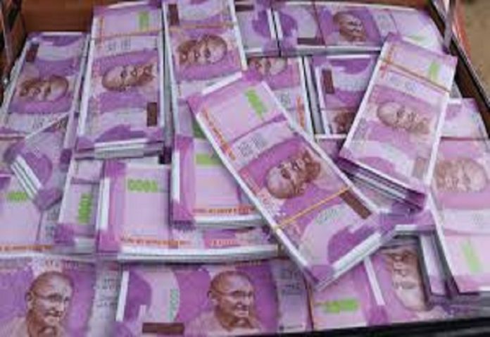 Example of honesty: A bag full of five lakh rupees was found, mother-son returned