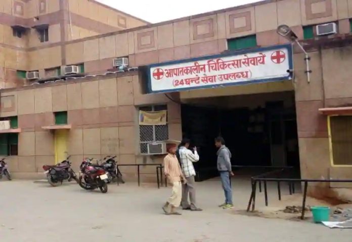 Jaunpur: There was a stir due to the death of four patients admitted to the district hospital in a single hour.