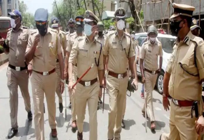Attack on police team that went to catch SP leader in Etah, six policemen including Inspector injured