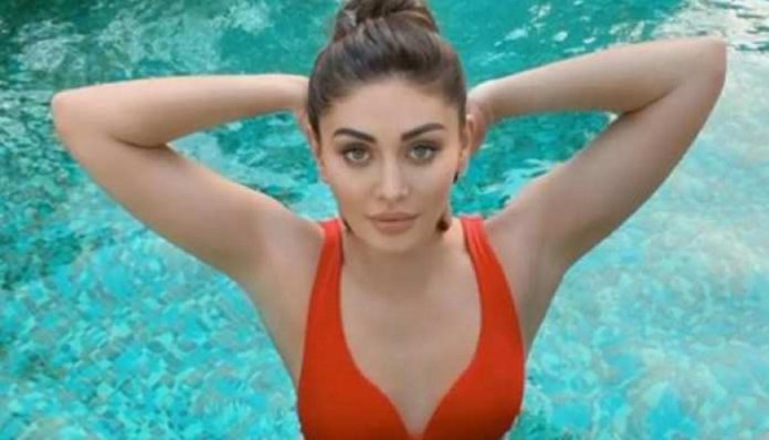 Kanta Laga Girl Shefali Jariwala sets fire to fan's heart by landing in a swimming pool in bikini