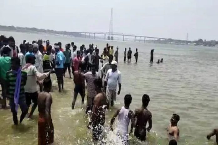 Varanasi: Six people rescued two drowned after boat capsized in Ganga and bodies of two found, search for two continues