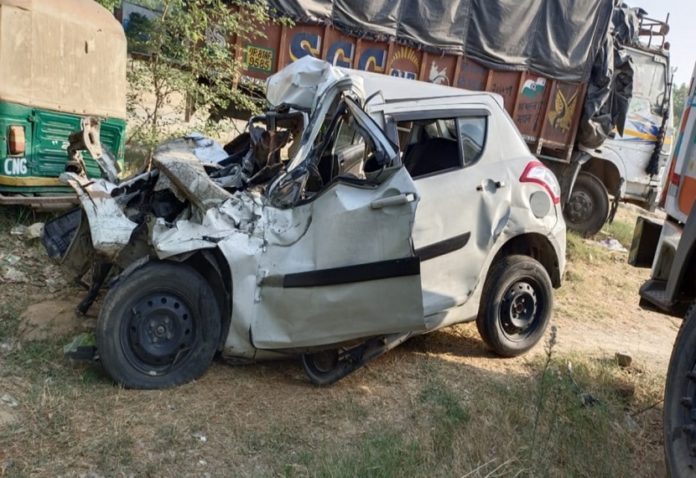 five people of same family died in car and truck collision in bareilly