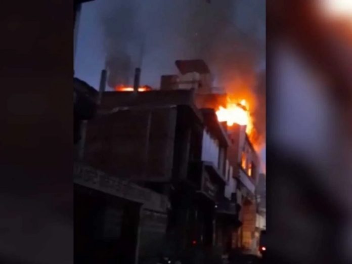 Massive fire broke out in sarees showroom in Jhansi, two killed, seven saved