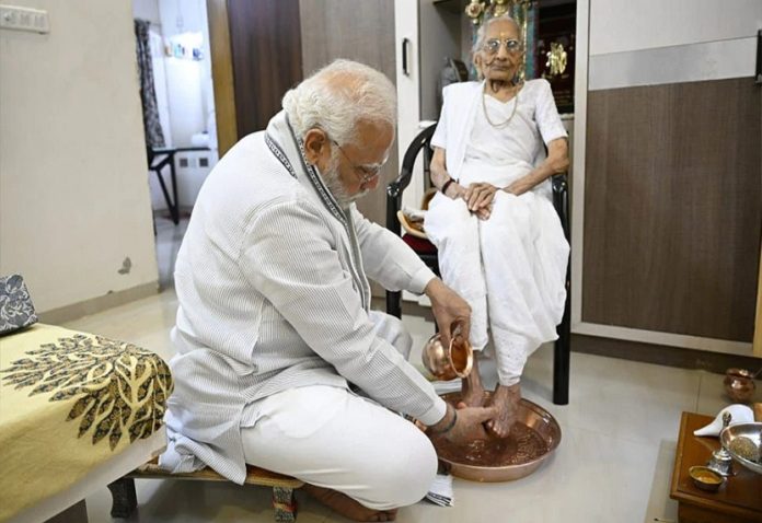 Modi arrived to celebrate mother's 100th birthday, took blessings after washing her feet, now Archana will reach Pavagadh temple