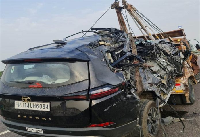 Container and car collide on expressway in Unnao, death of husband, wife, daughter and niece