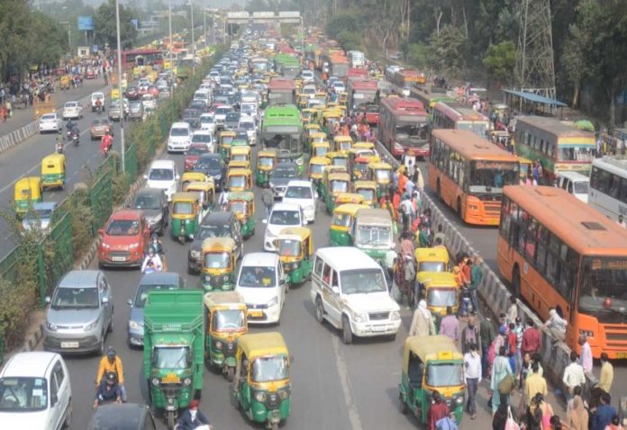 In Meerut, Kanwariyas blocked the National Highway-58, due to sit on the dharna, the traffic got worse.