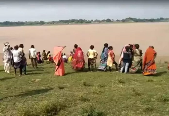 Banda: Bodies of 6 people drowned in Yamuna were found landing in the river away from the spot, the search for the rest continues