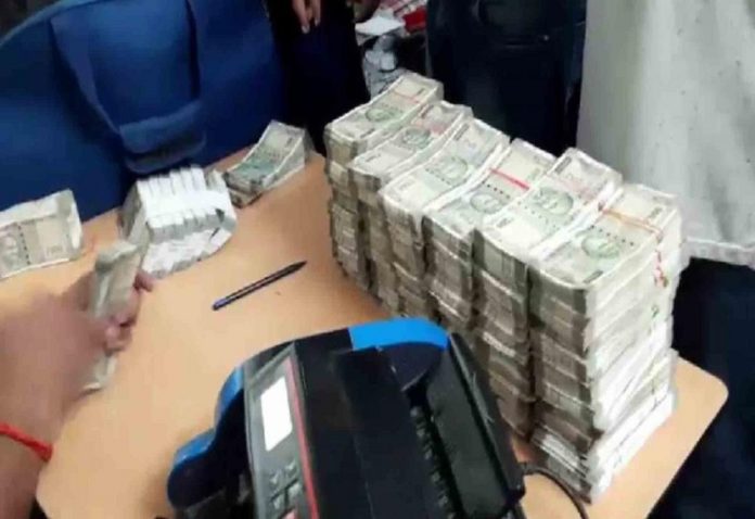 Bihar: 1.25 crore cash found in raid from engineer's house, machine had to be ordered to count money