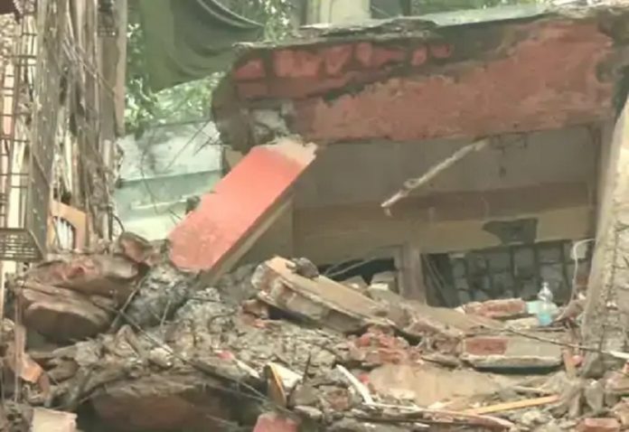 Major accident in Mumbai: A dilapidated four-storey building collapses, more than a dozen people feared trapped