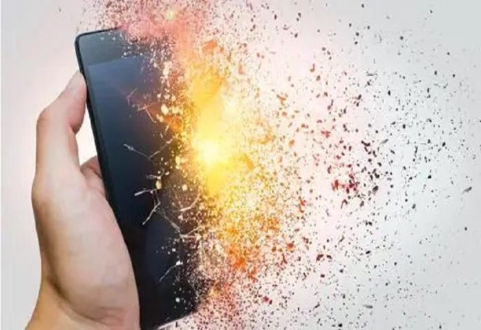 Explosion occurred while charging mobile with solar energy, death of eight-month-old girl