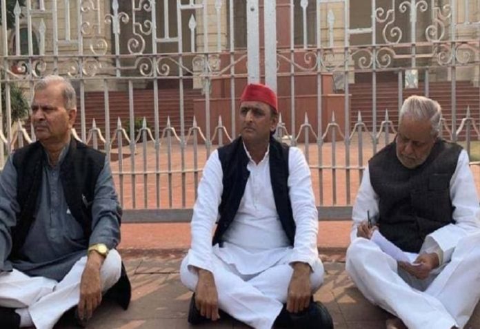 Preparations to surround the government: Akhilesh Yadav sitting on dharna with MLAs, police stopped