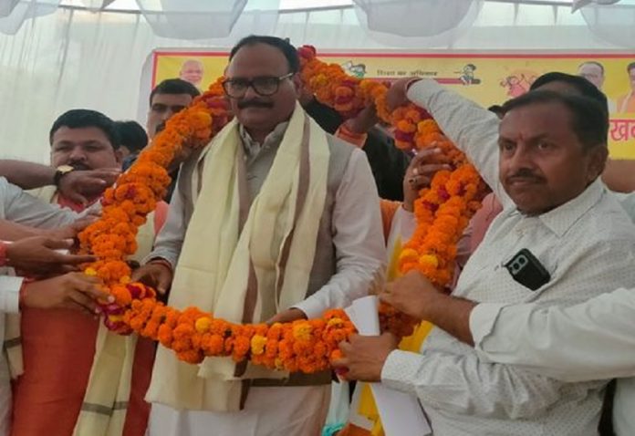 History-sheeter arrived to welcome Deputy CM Brijesh Pathak, wore a garland, know who is Lalit Shukla