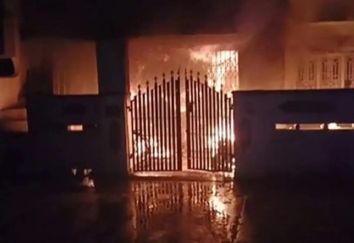 Agra: Doctor and his son and daughter died in a fierce fire in the hospital, patients were saved