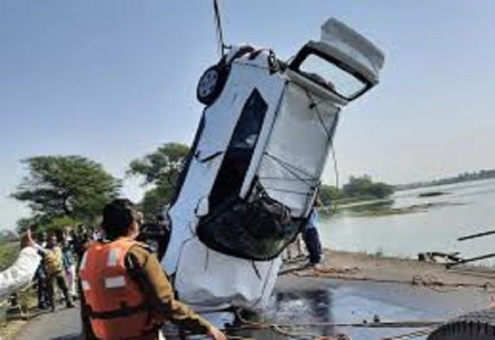 Bank of India's deputy manager died in a road accident, the car had to be cut and removed