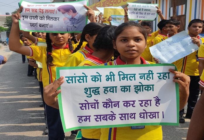 Children took out a rally with placards in their hands to make them aware of air pollution