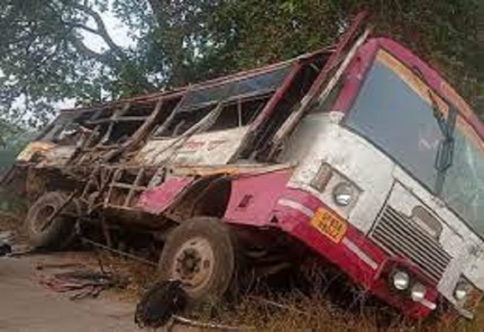 Big accident in Bahraich: Truck collides with roadways bus, 6 killed, 15 injured