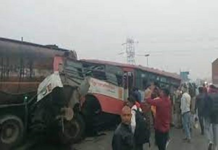 Bus rammed into tanker in Agra, 2 passengers killed, 10 injured, bus got scrapped