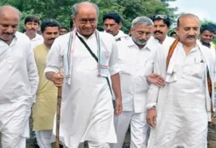 Rahul Gandhi's journey became a means of shaking hands, Diggi Raja fell on the ground in a push