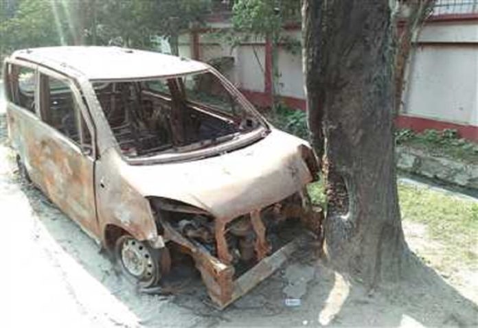 Uncontrollable car collided with a tree in Agra, three youths died, two in critical condition