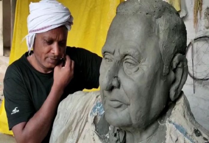 After the death of Mulayam Singh, his statue was ready in this village, preparations to be installed